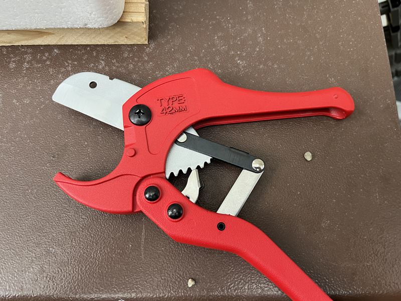 セリア-パイプカッター-売り場-使い方-メタルラック切断, セリア-パイプカッター-口コミ-DIY-粗大ゴミ処分, セリア-パイプカッター-スチールパイプ-切れるか-レビュー